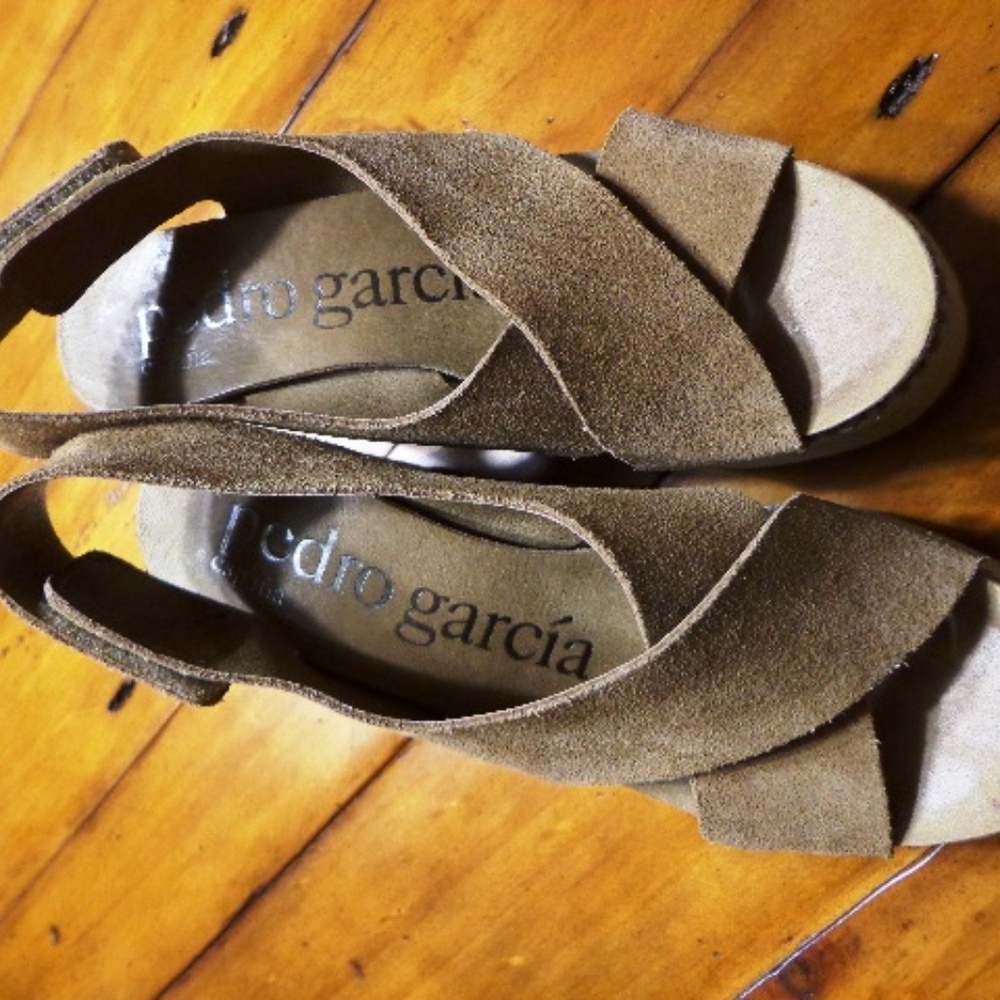 FIRM Pedro Garcia Denia Crisscross Wedges 36 6M Camel
